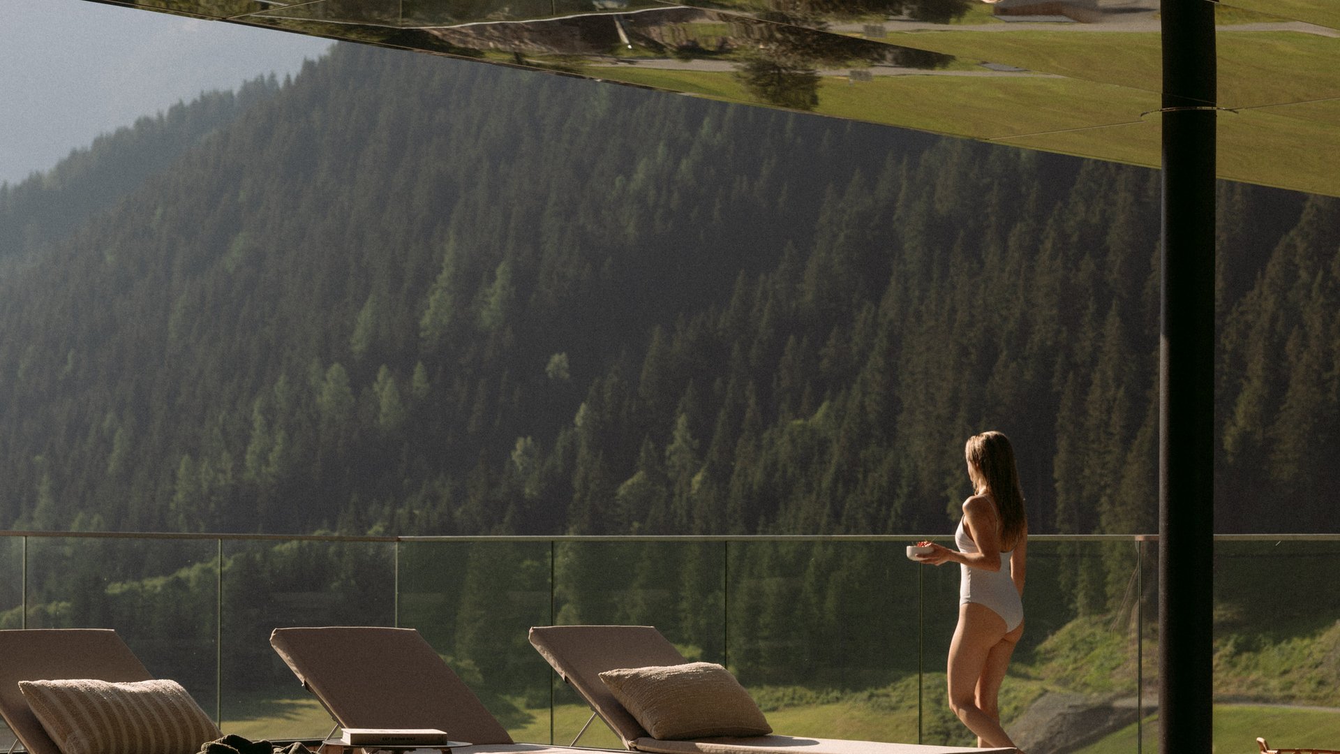Dame bei Liegen und Pool