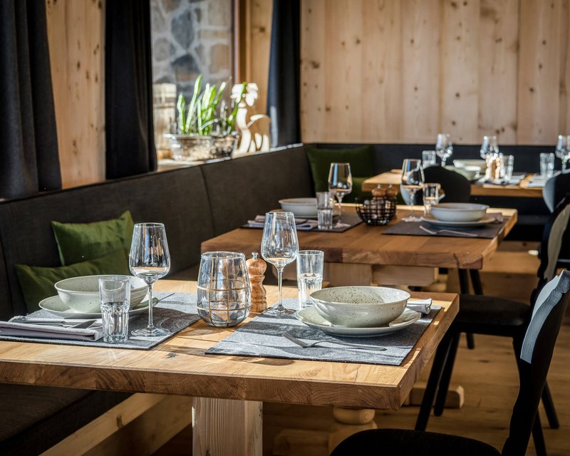 Sommer auf der Alm 1350 gedeckter Tisch im Restaurant der Alm 1350