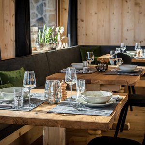 gedeckter Tisch im Restaurant der Alm 1350