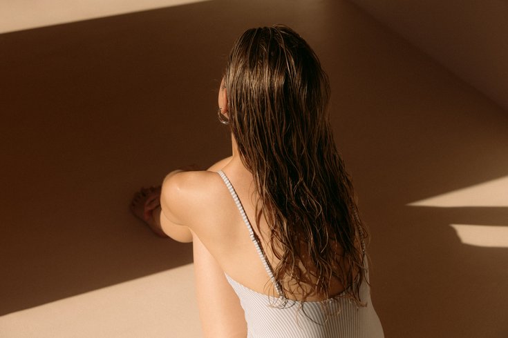 Das ist neu im Marten Dame mit Badeanzug mit langen Haaren