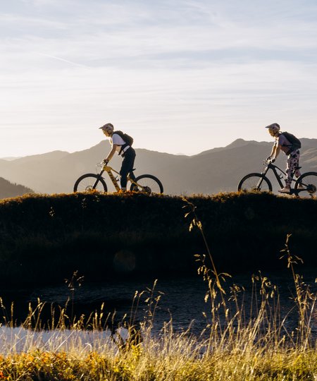 Herbstbiken in Saalbach Hinterglemm 2 Personen auf E-Mountainbikes