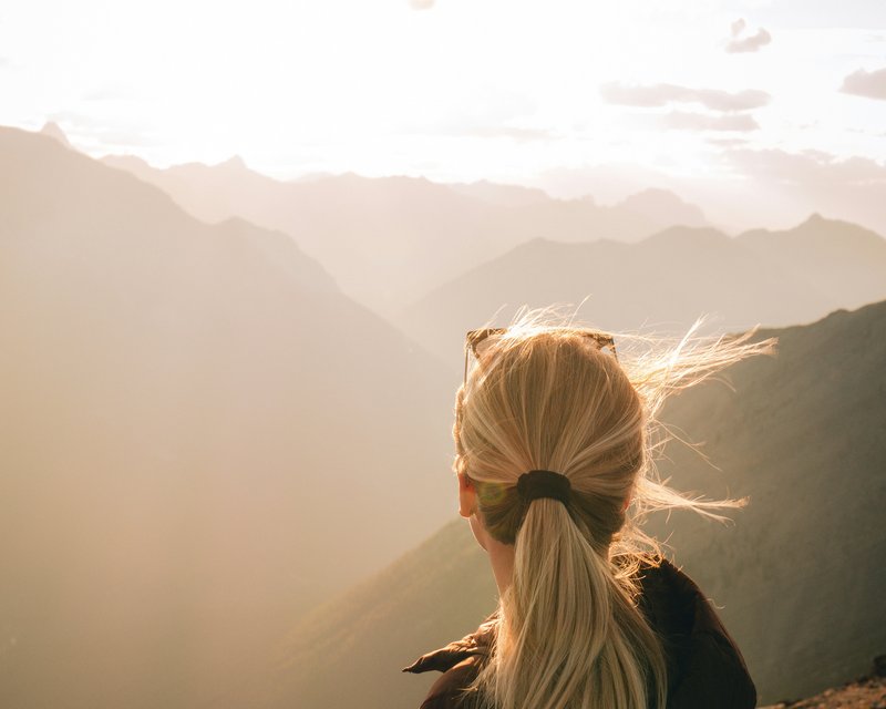 Deine Herbst-Bucketlist für Saalbach Hinterglemm Dame von hinten blickt Berg hinunter