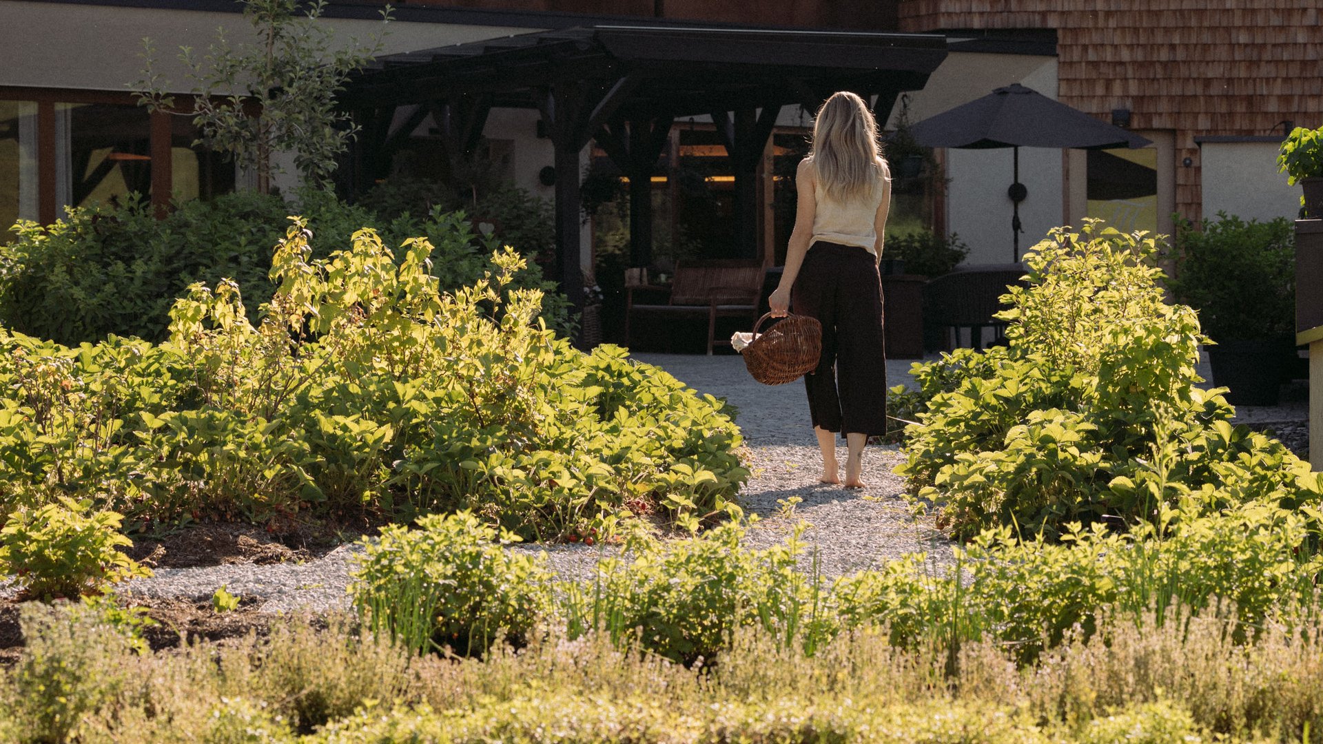 Garten vor Hotel mit Terrasse