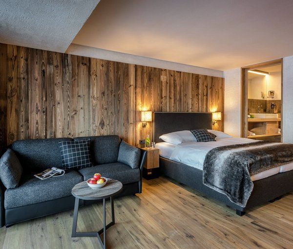 Sommer auf der Alm 1350 Zimmer mit Bett und Sitzecke in Grau Apartment Friedl