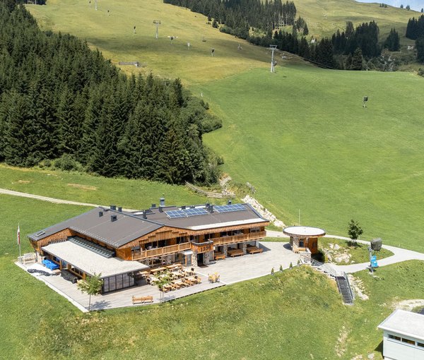 Sommer auf der Alm 1350 Außenaufnahme von der Alm 1350 im Sommer