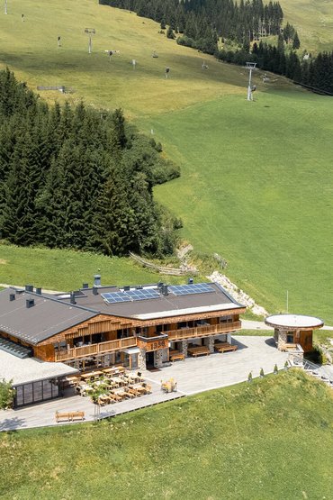 Außenaufnahme von der Alm 1350 im Sommer