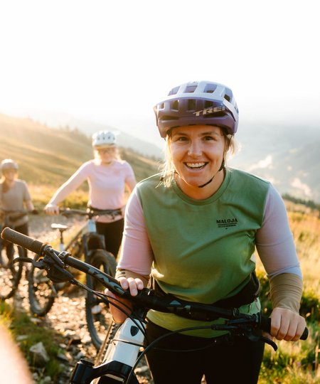 Herbstbiken in Saalbach Hinterglemm 3 Personen mit Bike in Natur