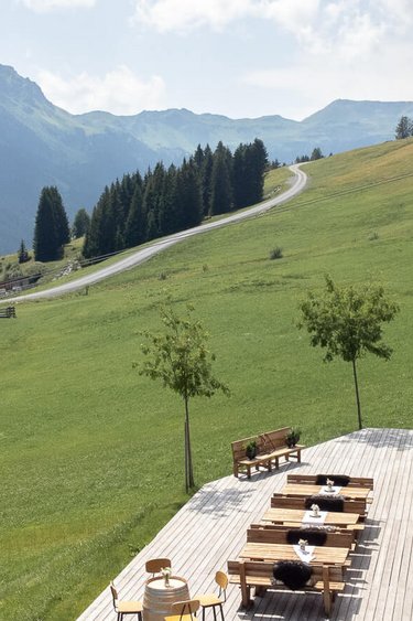 Außenaufnahme von der Alm 1350 im Sommer mit Blick auf Hochalm Speicherteich