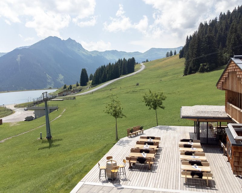 Sommer auf der Alm 1350 Außenaufnahme von der Alm 1350 im Sommer mit Blick auf Hochalm Speicherteich