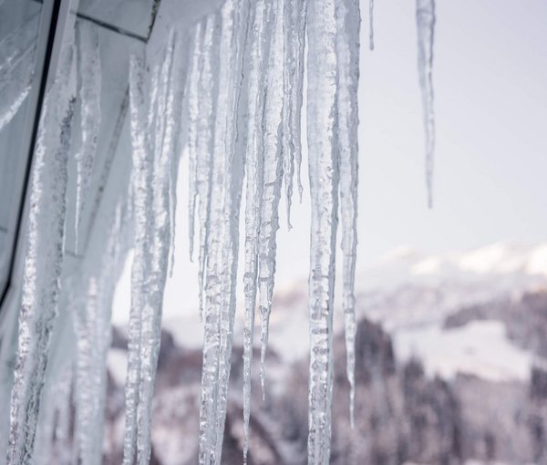 Eiszapfen mit Bergen dahinter