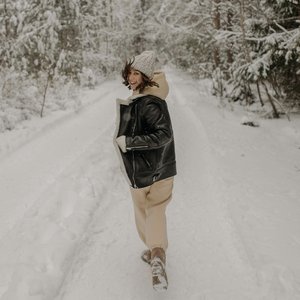 Lage und Anreise Frau läuft auf Weinterwanderweg durch den Wald