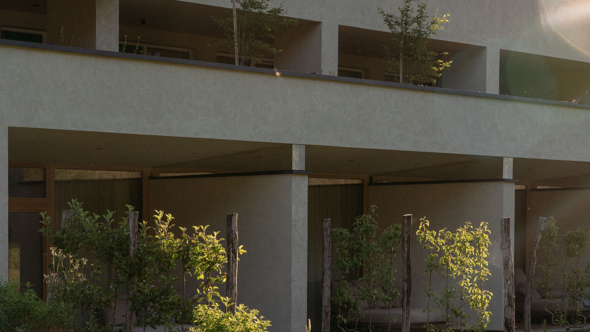 Nahaufnahme von Hotel mit Garten davor