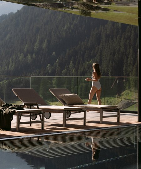 Pool mit Liegen und Dame