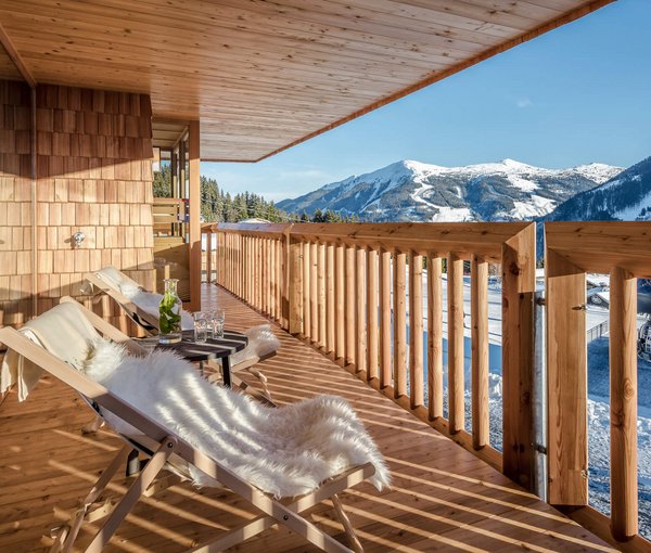 Ausblick vom Balkon in die Berge im Winter