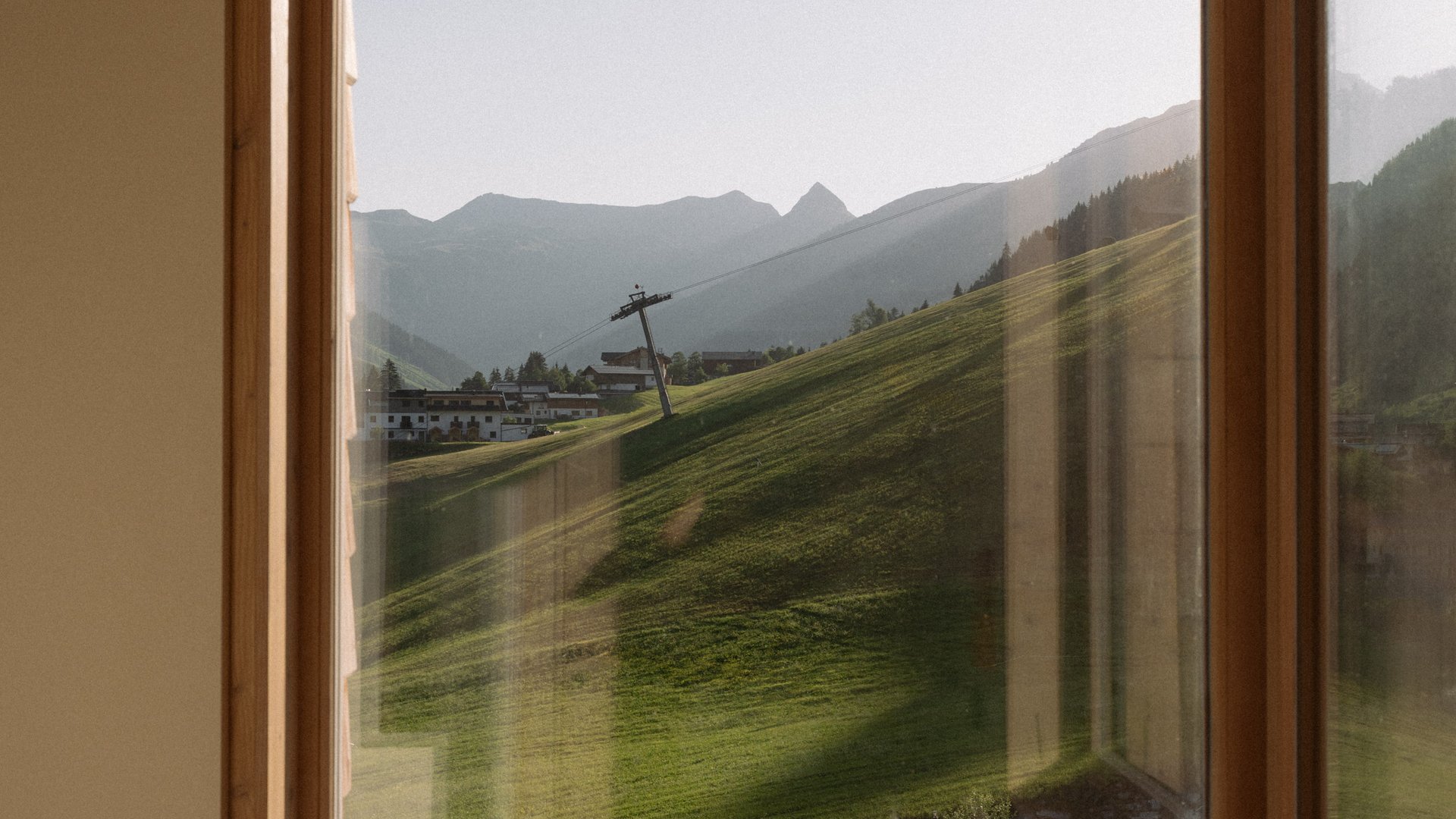 Blick durch Fenster in die Natur