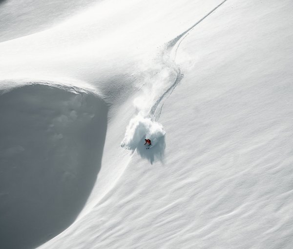 Skifahrer im Tiefschnee in Saalbach Hinterglemm
