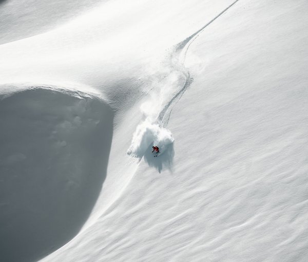 Komfortabler geht’s nicht Skifahrer im Tiefschnee in Saalbach Hinterglemm