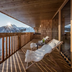 Ausblick vom Balkon auf die Berge im Winter