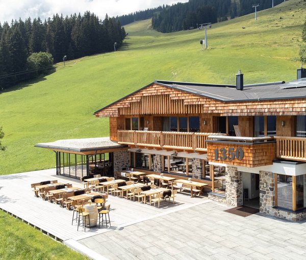 Außenaufnahme Die Alm 135 im Sommer