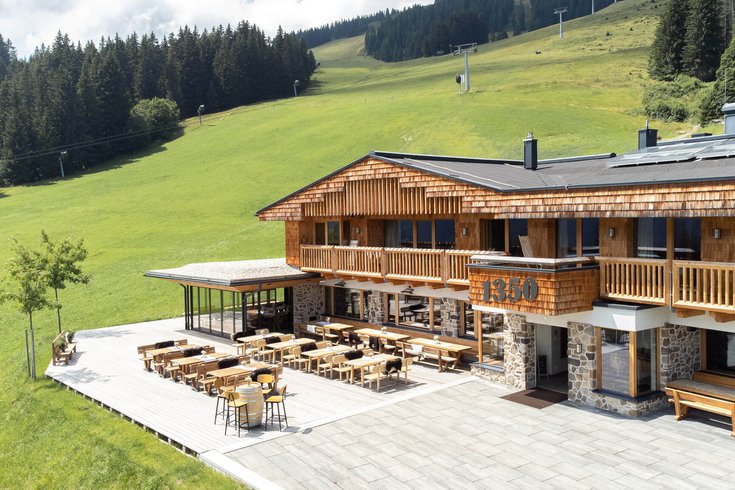 Außenaufnahme Die Alm 135 im Sommer