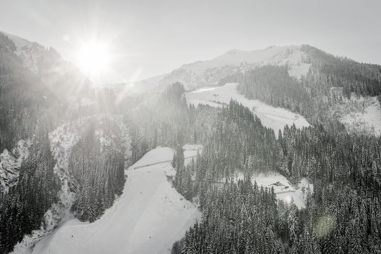Sonnenschein über schneebedecktem Berg