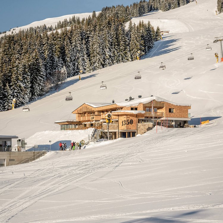 Angebote Außenaufnahme von der Alm 1350 im Winter mit Skipiste und Sessellift