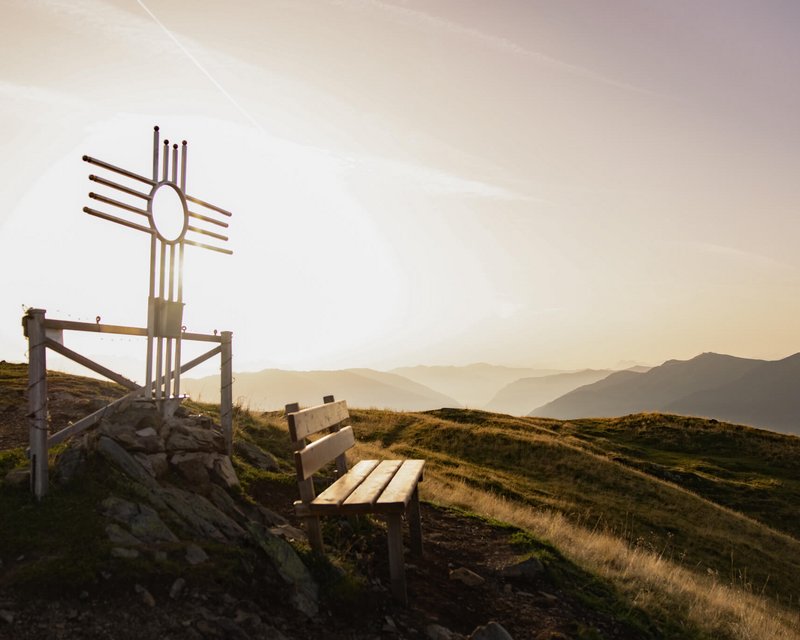Deine Herbst-Bucketlist für Saalbach Hinterglemm Gipfelkreuz im Sonnenschein